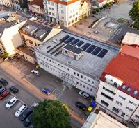 Luftaufnahme von Geschäftsräumen in der M.R. Štefánika-Straße in Topoľčany mit Parkplatz.