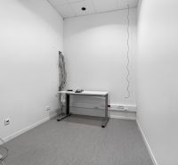 Büroraum mit einfachem Tisch, Kabeln und Steckdosen an der Wand, Geschäftsräume.