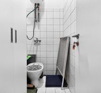 Kleine Räumlichkeit in Geschäftsräumen, mit Toilette und Stauraum.