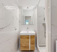 Badezimmer in einer 3-Zimmer-Wohnung mit Marmorfliesen, einem Holzschrank und einer Duschkabine.