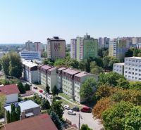 Blick auf Wohnhäuser mit Grünflächen in Bratislava - Karlova Ves, Líščie údolie.
