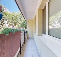 Der Balkon einer 3-Zimmer-Wohnung im Líščie údolie in Bratislava - Karlova Ves mit Blick auf das Grün.