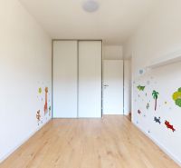 Kinderzimmer mit Tieraufklebern und Holzboden in einer 3-Zimmer-Wohnung.