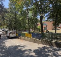 Líščie údolie Straße in Bratislava - Karlova Ves mit Bäumen und einem eingezäunten Spielplatz.