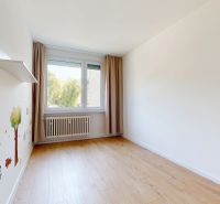 Kinderzimmer mit Wandaufklebern und Boden in Holzoptik in einer 3-Zimmer-Wohnung.