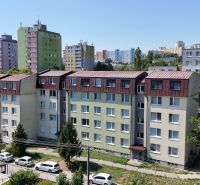 Wohnblöcke in Bratislava - Karlova Ves im Fuchs-Tal, umgeben von Grünflächen und Parkplätzen.