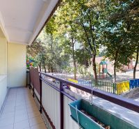 Der Balkon einer 3-Zimmer-Wohnung in der Straße Líščie údolie in Bratislava - Karlova Ves mit Blick auf den Spielplatz.