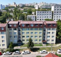 Wohngebäude in der Straße Líščie údolie in Bratislava - Karlova Ves, umgeben von Grünflächen.