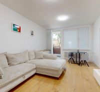 Helles Wohnzimmer mit einem bequemen Sofa und einem Holzboden in einer 3-Zimmer-Wohnung.