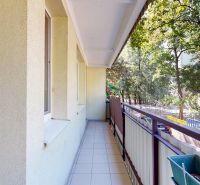 Der Balkon einer 3-Zimmer-Wohnung im Líščie údolie in Bratislava - Karlova Ves mit Blick auf einen Kinderspielplatz.