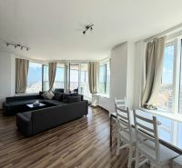 Helles Wohnzimmer mit Sofa und Holzboden, 3-Zimmer-Wohnung.