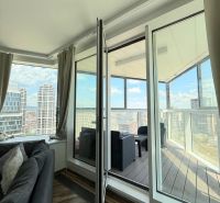 Wohnzimmer mit Sofa und Zugang zum Balkon in einer 3-Zimmer-Wohnung mit Aussicht.