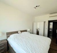 Schlafzimmer mit Doppelbett, Kleiderschrank und Holzboden in einer 3-Zimmer-Wohnung.