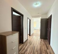 Der Flur in der 3-Zimmer-Wohnung mit einem Boden in Holzoptik und weißen Wänden.