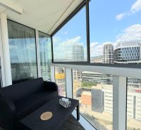 Ein Balkon mit Blick auf Bratislava, Landererova-Straße, aus einer Dreizimmerwohnung.