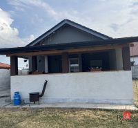 Einfamilienhaus in der SNP-Straße in Čaňa mit Terrasse und Außengrill.