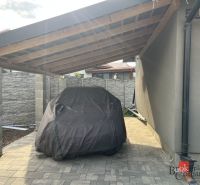 Einfamilienhaus in der SNP-Straße in Čaňa mit Unterstand und überdachtem Auto.