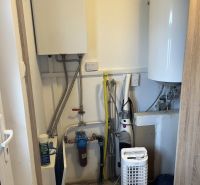 Heizungs- und Filtersystem in einem Einfamilienhaus mit Keramikboden.