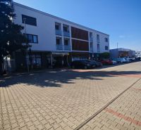 Das Gebäude in der Senická Straße in Rohožník mit Parkplätzen im Vordergrund.
