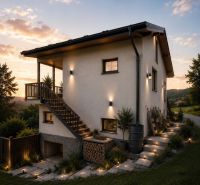 Das Äußere des Einfamilienhauses in Pivnička 430 in Hriňová während des Sonnenuntergangs.