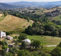 Landschaft in Hriňová in der Straße Pivnička 430 mit einem Einfamilienhaus und weitläufiger Natur.