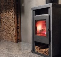 Ein Einfamilienhaus mit einem Kaminofen und Holzboden mit Steinmuster.