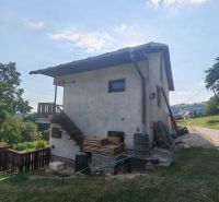 Einfamilienhaus in Pivnička 430 in Hriňová, mit einer Holztreppe und einem Gartenbereich.