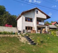 Das Einfamilienhaus in der Pivnička-Straße 430 in Hriňová am Hang, mit Treppen aus Reifen.