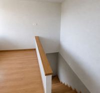 Holzboden und Treppen im Einfamilienhaus.