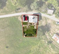 Luftaufnahme eines Einfamilienhauses in Hriňová auf Pivnička 430 mit Hof.