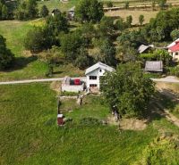 Ein Einfamilienhaus in Hriňová auf Pivnička 430, umgeben von Grünflächen und Wiesen.