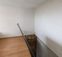 Einfamilienhaus: Leiter, Boden mit Holzdekor, gelagertes Holz, weiße Wände.