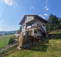 Einfamilienhaus in der Pivnička-Straße 430 in Hriňová mit einem weitläufigen Grundstück und Ausblick.