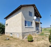 Einfamilienhaus in der Biela-Straße in Kazimír mit großem Hof und Satellitenschüssel.