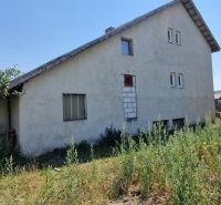 Ein Einfamilienhaus in der Biela-Straße in Kazimír, umgeben von Grün unter blauem Himmel.
