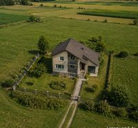 Ein Einfamilienhaus in Kazimír in der Biela-Straße, umgeben von einem grünen Grundstück und Garten.