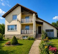 Ein Einfamilienhaus in der Biela-Straße in Kazimír, umgeben von einem Garten und Blumen.