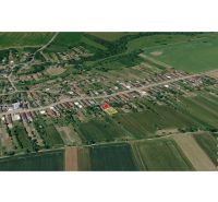 Luftaufnahme von Einfamilienhäusern im Dorf Kazimír in der Biela-Straße, umgeben von Feldern.