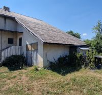 Ein Einfamilienhaus in der Biela-Straße in Kazimír mit einer einfachen Fassade und einem überwucherten Grundstück.