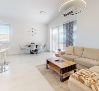 Helles Wohnzimmer in einer 3-Zimmer-Wohnung mit einem bequemen Sofa und einem Esstisch.