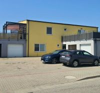 Außenbereich einer 3-Zimmer-Wohnung in der Okružná-Straße in Biely Kostol mit geparkten Autos.