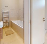 Badezimmer mit Badewanne, Waschbecken und Handtuchheizkörper in einer 3-Zimmer-Wohnung.
