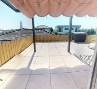 Terrasse einer 3-Zimmer-Wohnung mit Fliesen und Blick auf Dächer und Gärten in Biely Kostol in der Okružná-Straße.