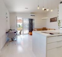 Küche mit Esstisch und gemütlicher Wohnecke in einer 3-Zimmer-Wohnung.