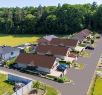 Neue Einfamilienhäuser in Tuchyňa, Tuchyňa, umgeben von Natur und Grünflächen.