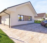 Ein Einfamilienhaus in Tuchyňa in der Straße Tuchyňa mit Terrasse und Parkmöglichkeiten auf einer gepflasterten Fläche.