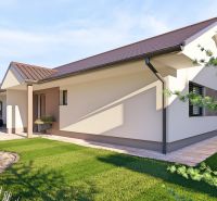 Ein Einfamilienhaus in Tuchyňa in der Straße Tuchyňa mit einem gepflegten Garten und einem geparkten Auto.