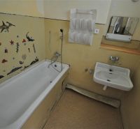 Badezimmer in einer 2-Zimmer-Wohnung mit Badewanne und maritimer Wanddekoration.