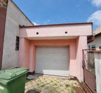 Einfamilienhaus in der Šípošova-Straße in Šahy mit Garage und Abfalltonnen.