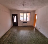 Ein leerer Raum mit Holzboden in einem Einfamilienhaus.